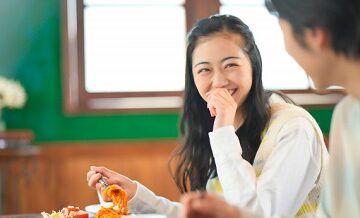 『相談に乗ってただけ』で恋に落ちる心理学テク