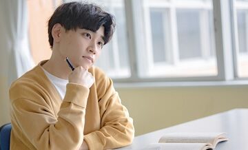 友達の彼女に惹かれてしまったとき、男はどう動くべきか？